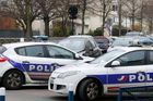 Brutální znásilnění ve Francii. Policisté i lékaři jsou v šoku, žena bojuje o život