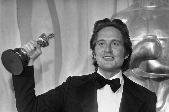 Michael Douglas s Oscarem za film Přelet nad kukaččím hnízdem, který produkoval.