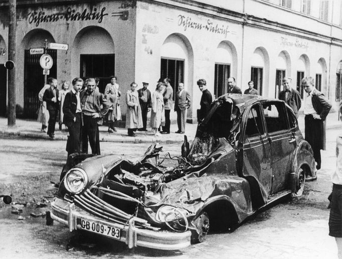 Auto zdevastované sovětským tankem. Záběr z povstání 17. června 1953 ve Východním Berlíně.