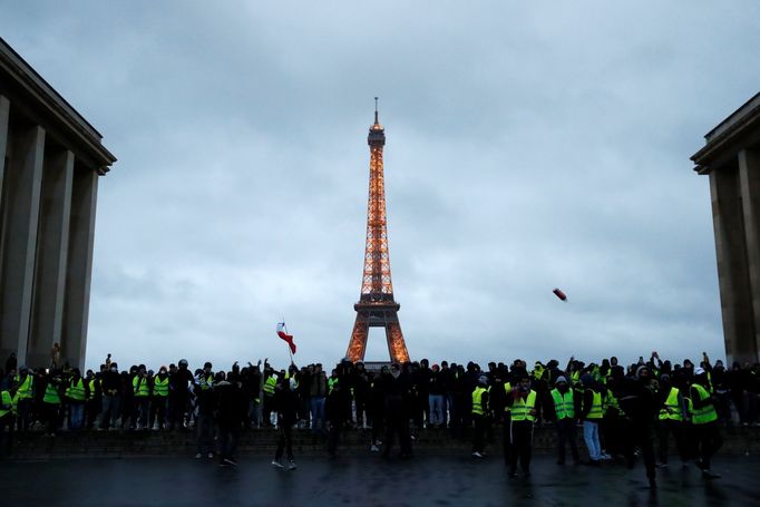 Počet demonstrantů se od vypuknutí nepokojů postupně snižuje. Minulý týden jich bylo 136 000, před dvěma týdny 160 000 a před třemi týdny, kdy protesty začaly, 287 000.