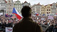 A takhle to vše začalo. Mikuláš Minář z Milionu chvilek pro demokracii hovoří na prvním protestu 29. dubna na Staroměstském náměstí. Impulzem je návrh na jmenování Marie Benešové do čela ministerstva spravedlnosti poté, co Jan Kněžínek rezignoval den po zahájení trestního stíhání premiéra Andreje Babiše.