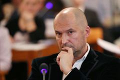 Švachula získal dle policie na úplatcích 8,8 milionu. Zakázky si rozebralo pár firem