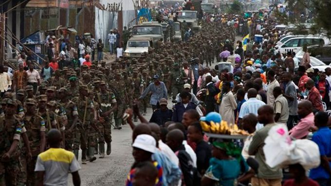 Zástupy lidí sledují odchod rwandských vojáků v příhraničním konžském městě Goma