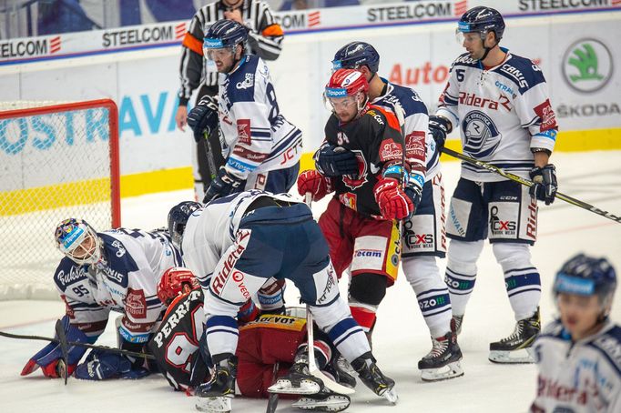 13. kolo hokejové Tipsport extraligy, Vítkovice - Hradec Králové: Souboj před brankou Vítkovic.