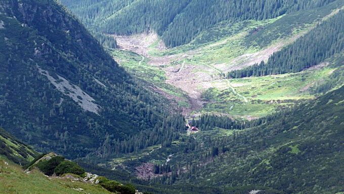 V Žiarskej dolině stoletá lavina ještě neroztála