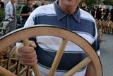Třicet loukoťových kol pro závod vyrobil kolář Johan Jáger z Eibenthalu, jedné z Čechy obývaných vesnic v rumunském Banátu. Pracoval na nich celé léto.