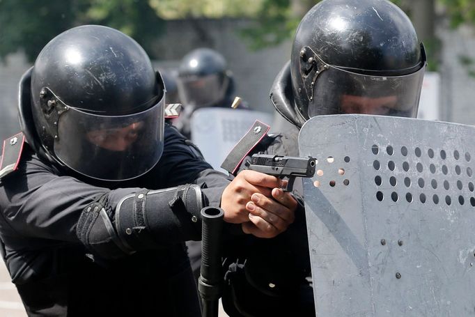 Příslušníci ukrajinské Národní gardy nacvičují v Oděse zásah proti demonstrantům.