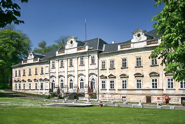 Zámek Hluboš