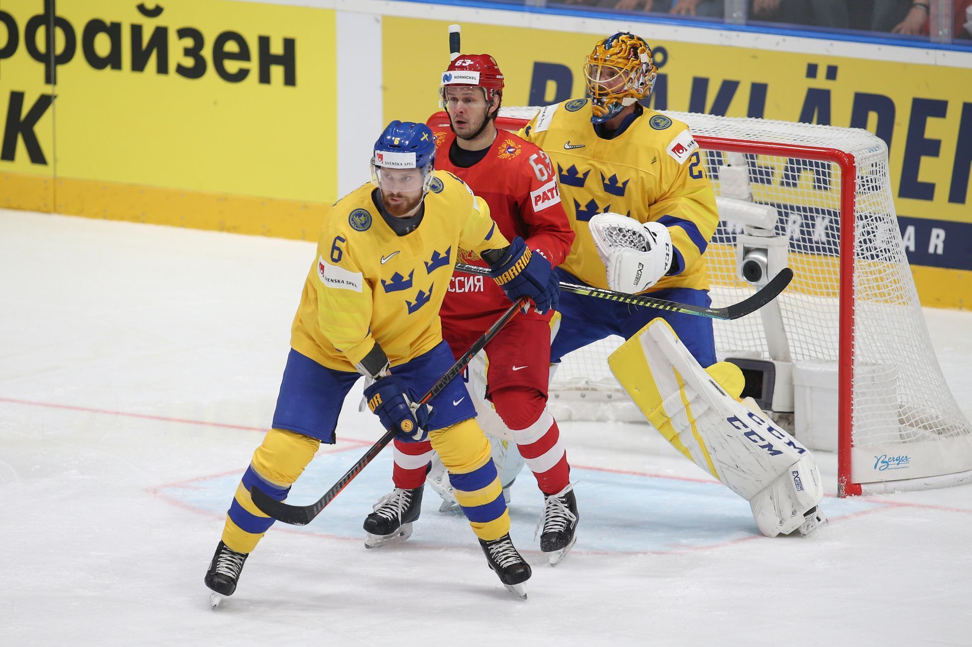 Adam Larsson a Jevgenij Dadonov v zápase Rusko - Švédsko na MS 2019