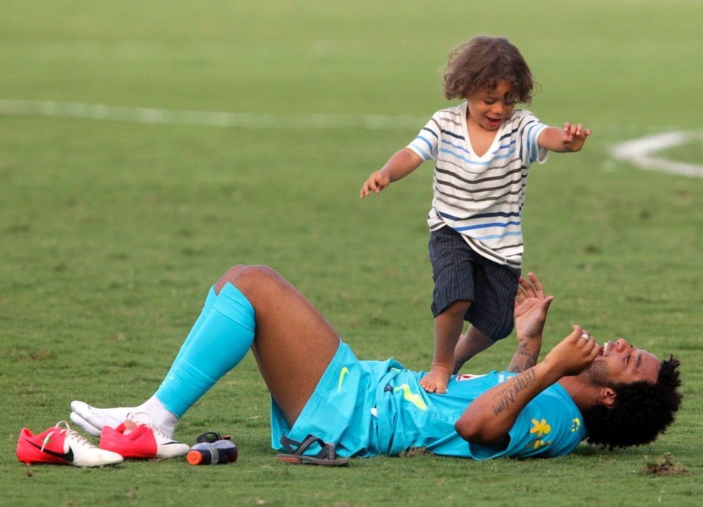 Marcelo se synem na tréninku brazilské fotbalové reprezentace před OH Londýn 2012