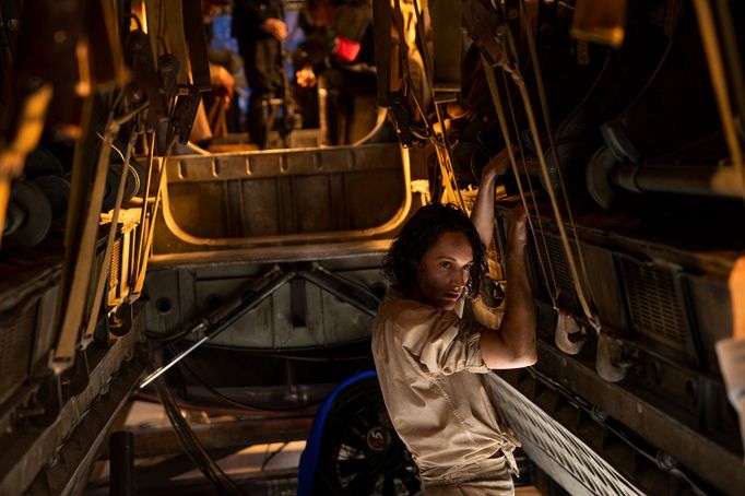 Phoebe Waller-Bridge v roli Heleny.