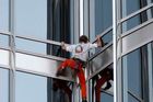 Video: Spiderman vylezl na nejvyšší budovu světa