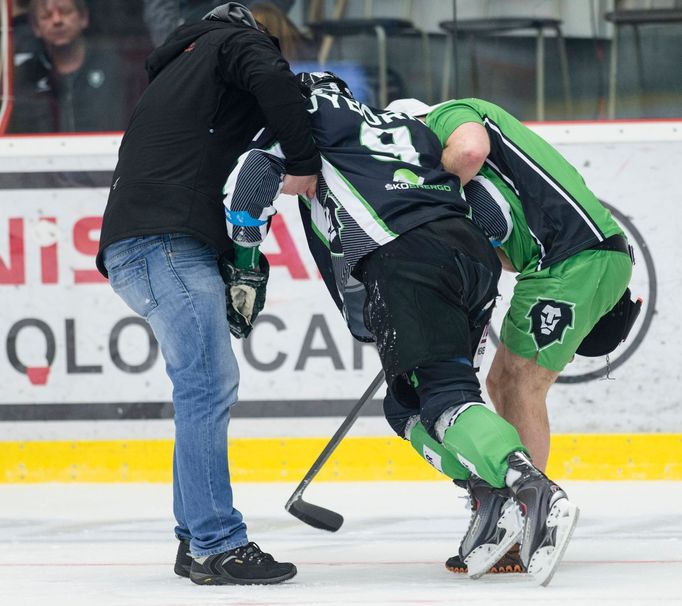 David Výborný po faulu soupeře, čtvrtfinále play off extraligy