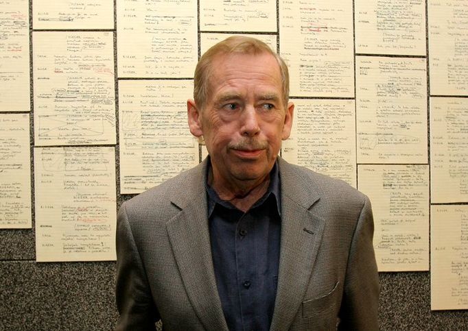 Václav Havel před prvním rukopisem své hry Odcházení, který je vystaven ve foyer divadla Archa.