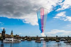 Burácení stíhaček nad Prahou. Unikátní formace gripenů a Red Arrows uchvátila davy