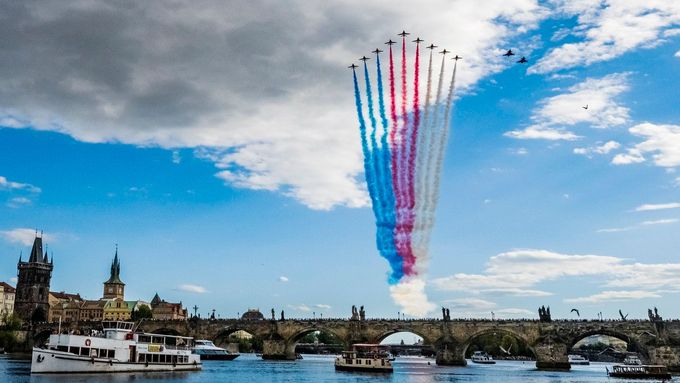 Přelet formace dvou českých stíhaček JAS-39 Gripen a deseti britských proudových letounů BAE Hawk T1 ze skupiny Red Arrows královského letectva nad Karlovým mostem.