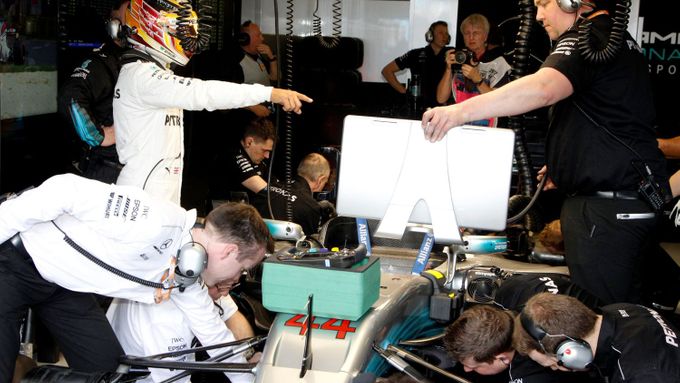 Lewis Hamilton v boxech Mercedesu v Melbourne.