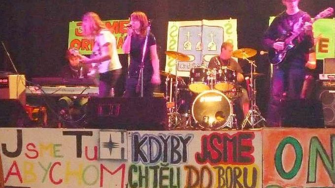 Protest před sídlem Libereckého kraje proti zrušení školy nebyl první. V březnu se například uskutečnil v Kamenickém Šenově benefiční koncert na podporu SUPŠS.