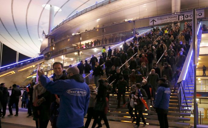 Policie v okolí Stade de France po zápase Francie vs. Německo