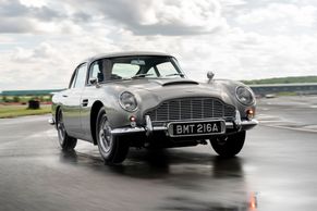 Perfektní hračka pro nejbohatší kluky. Aston znovu vyrábí Bondův DB5, i s vylepšeními