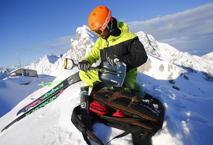 Austrian freeride skier Christoph Ebenbichler checks his avalanche rescue kit prior to a freeride skiing tour on Seegrube mountain in Innsbruck December 30, 2012. Backcountry or freeride skiers ski away from marked slopes with no set course or goals, in untamed snow, generally in remote mountainous areas. Picture taken December 30, 2012. REUTERS/ Dominic Ebenbichler (AUSTRIA - Tags: SPORT SKIING SOCIETY) Published: Led. 21, 2013, 10:17 dop.