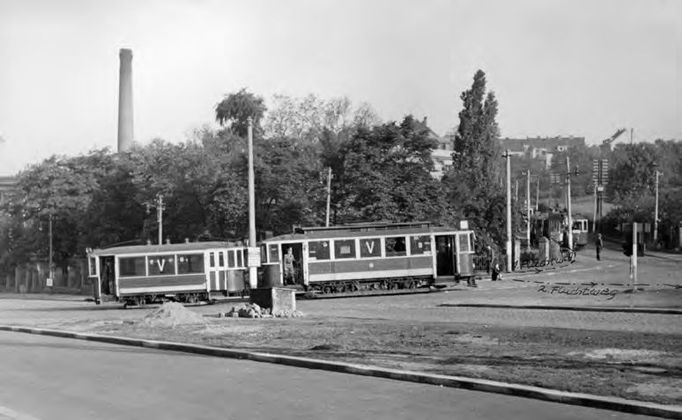 V době, kdy byl na Heydricha proveden atentát, projíždělo poblíž daného místa několik tramvají, které můžete vidět na této i následujících fotografiích.