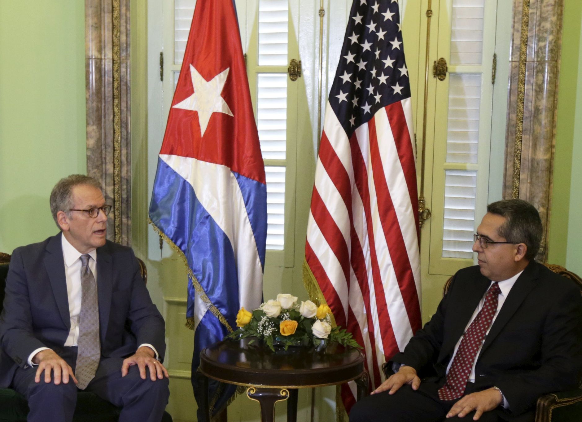 Americký diplomat Jeffrey DeLaurentis hovoří s kubánským ministrem zahraničí Marcelinem Medinou v Havaně.