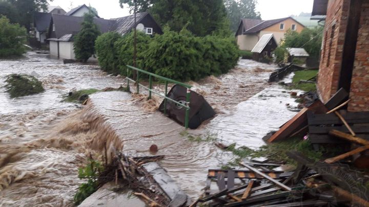 Obrazem: Odklízeli následky bouřek a přišly další. Nejvíc škod je v Pardubickém kraji