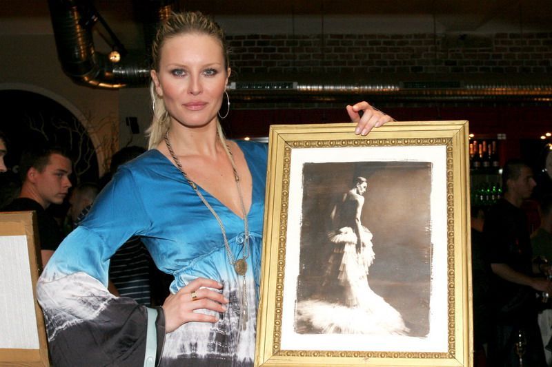 Simona Krainová pózuje s obrazem, který byl vydražen za nejvyšší cenu