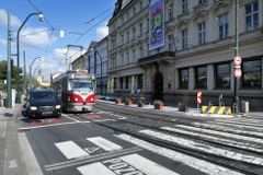 Glosa: Scheinherr prý zrychlil tramvaje na nábřeží. A kdo je zrychlil na Malé Straně?