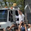 Guaido se veze na jednom z prvních nákladních vozů s humanitární pomocí