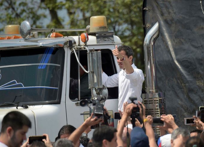 Guaido se veze na jednom z prvních nákladních vozů s humanitární pomocí