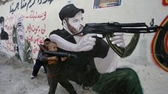 Palestinský chlapec si hraje na vojáky