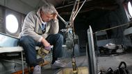 Během přepravy sleduje zavěšené břemeno pod vrtulníkem technik na palubě. Společnost Aerocentrum po nehodě při přepravě nákladu pro společnost T-Mobile před deseti dny, kdy se náklad uvolnil a řízeně spadnul do Vltavy, zpřísnila bezpečnostní postupy.