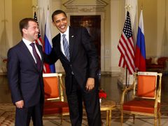 Na počátku bylo krátké setkání Dmitrije Medveděva a Baracka Obamy v Londýně, jejich vůbec první