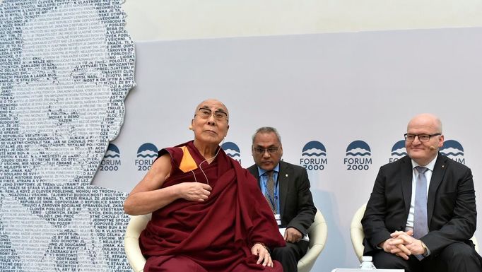 Nejvyšší tibetský duchovní představitel dalajlama (vlevo) s ministrem kultury Danielem Hermanem za KDU-ČSL (vpravo) vystoupili v úterý ráno na Foru 2000.