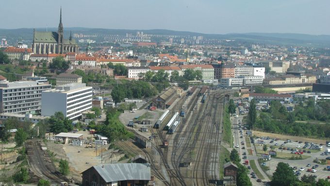Podle varianty Nádraží u řeky by se měl železniční uzel přesunout ke Svratce vedle Zvonařky, na místo nákladového Dolního nádraží.