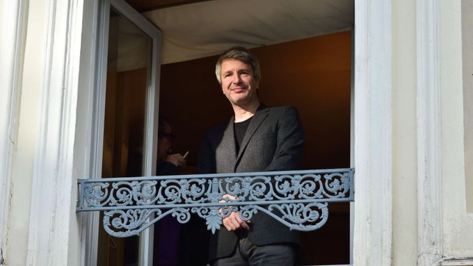 Autor knihy Éric Vuillard při loňském přebírání Goncourtovy ceny za román Tagesordnung.