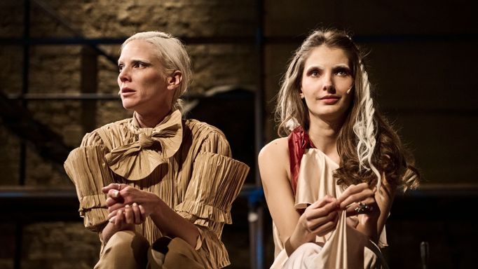 Sara Sandeva jako Desdemona a Barbora Bočková coby Emílie v inscenaci Othello.