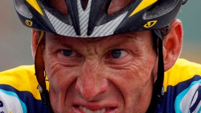 Lance Armstrong v cíli 17. etapy Tour de France nevypadal příliš spokojeně. Jeho ztráta na vedoucího Contadora se totiž vyšplhala už na téměř čtyři minuty.