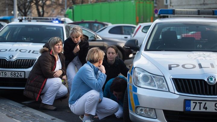 Foto: Střelba trvala pár vteřin. Pachatel seděl mezi pacienty a náhle začal zabíjet
