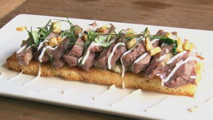 Šéfkuchař gastrobaru Monarch předvedl, jak se dělá vepřové Presa Ibérica s lilkovým pyré