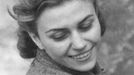Milena Šeborová (1916 až 2000). Snoubenka Andrého Regenermla, kryptograpfka, odbojářka, zatčena Willim Abendschönem. Válku zázrakem přežila.
