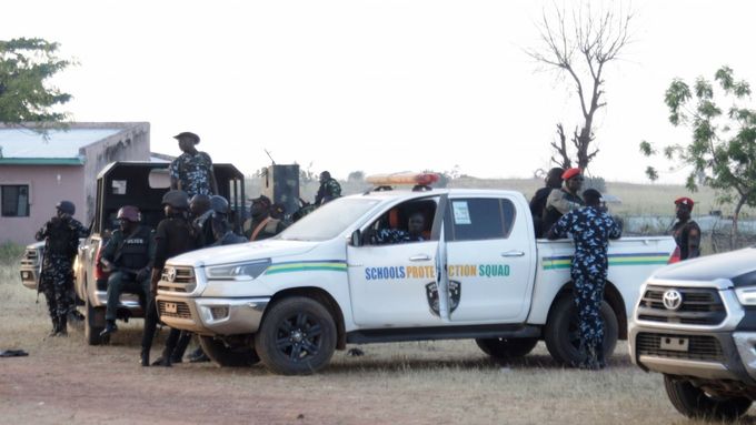 Nigerijští policisté hlídkují před školou ve státě Kebbi na severozápadě země, kde ozbrojenci v pondělí unesli 25 dívek.