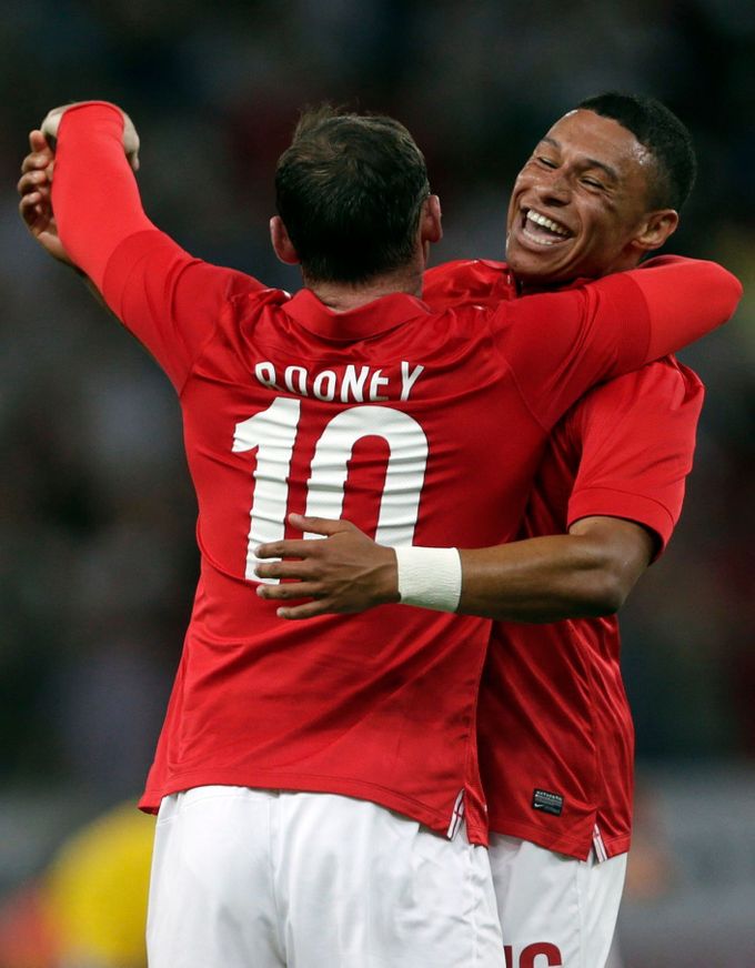 Oxlade-Chamberlain a Rooney slaví gól do sítě Brazílie