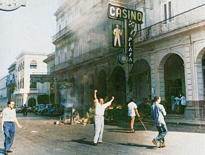 Lidé pálí stoly a rulety před kasinem Plaza Hotel ve staré Havaně na Kubě v lednu 1959 krátce poté, co se k moci dostal revoluční vůdce Fidel Castro. Kolorováno