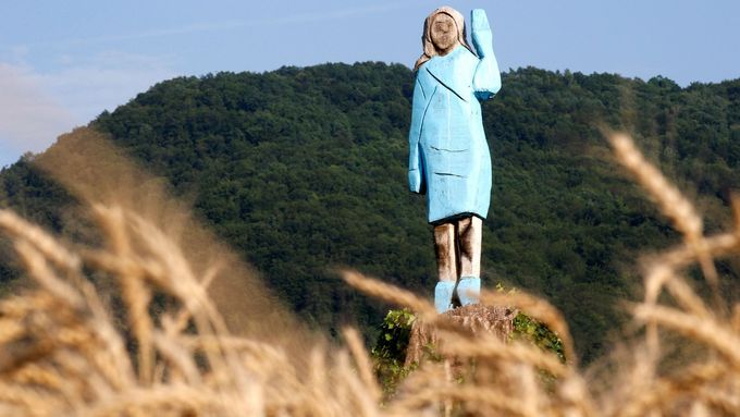 Socha Melanie Trumpové nedaleko slovinské Sevnice