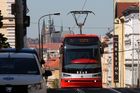 Pražskému dopravnímu podniku loni přibyli cestující, ale klesly tržby