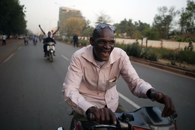 Malians celebrate on their motorcycles a visit by France's President Francois Hollande in Bamako, Mali February 2, 2013. France will withdraw its troops from Mali once the Sahel state has restored sovereignty over its national territory and a U.N.-backed African military force can take over from the French soldiers, Hollande said on Saturday. REUTERS/Joe Penney (MALI - Tags: POLITICS CONFLICT TPX IMAGES OF THE DAY) Published: Úno. 2, 2013, 9:19 odp.