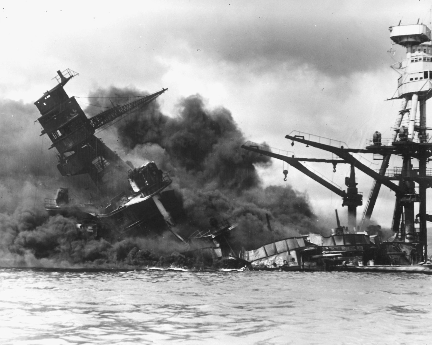Americká loď USS Arizona se potápí po japonském úderu v Pearl Harboru 7